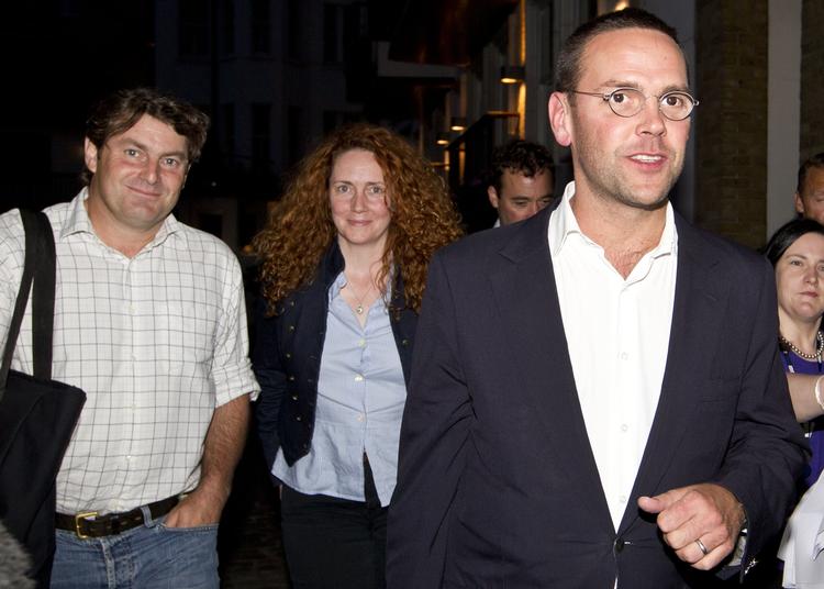 Hovedroller. Rebekah Brooks og James Murdoch (th) skal i dag afhøres i det britiske parlament. Til venstre Charlie Brooks, der forsøgte at få fat i en mystisk pose fra en skraldespand. 