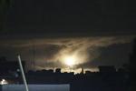 Opstand. Billedet her stammer fra en natlig eksplosion i Tripoli. Også i oliebyen Brega er der lige nu voldsomme kampe. 