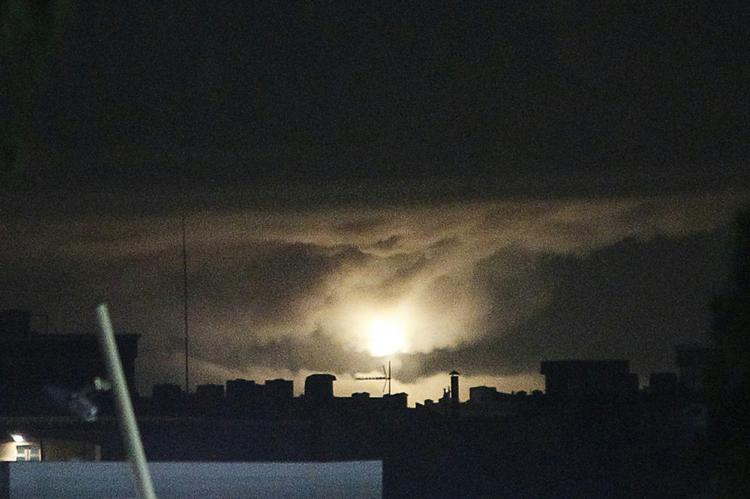 Opstand. Billedet her stammer fra en natlig eksplosion i Tripoli. Også i oliebyen Brega er der lige nu voldsomme kampe. 