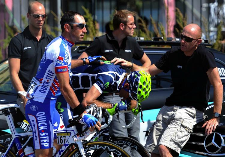 Sorg. Under Giro d'Italia måtte Jerome Pineau (tv.) trøste rytterkolleger, da Wouter Weylandts omkom efter et styrt. Nu er han selv i dyb sorg. 