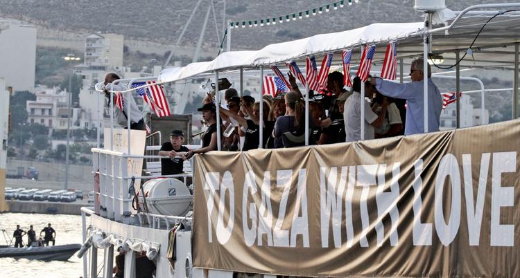 STOP. Aktivister har kritiseret den græske regering for at være på israelernes side, efter de stoppede en flotille (blandt andet skibet på billedet), som var på vej til Gazastriben. 