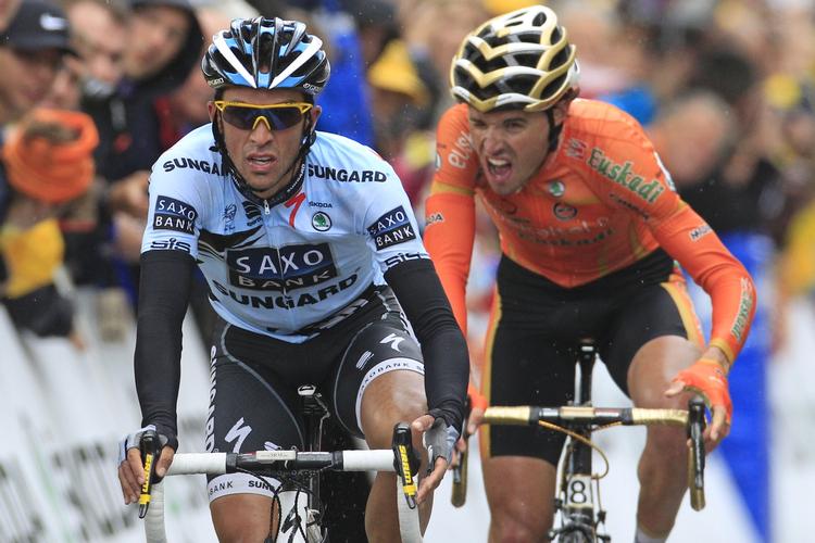 Angreb. Saxo Bank-Sungrads kaptajn Alberto Contador leverede et frontalangreb på de øvrige favoritter, da feltet ramte dagens eneste stigning. 