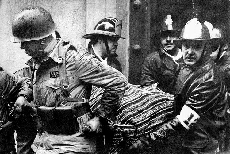 Selvmord. Siden soldater i 1973 bar Chiles præsident Salvador Allende ud af en brændende bygning, har der været tvivl om hans egentlig dødsårsag. 