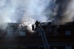 Brandslukning. Beboerne i en bebyggelse i Ragnhildsagde i København måtte tirsdag aften haste ud af deres lejligheder, da en tagbrand brød ud. 