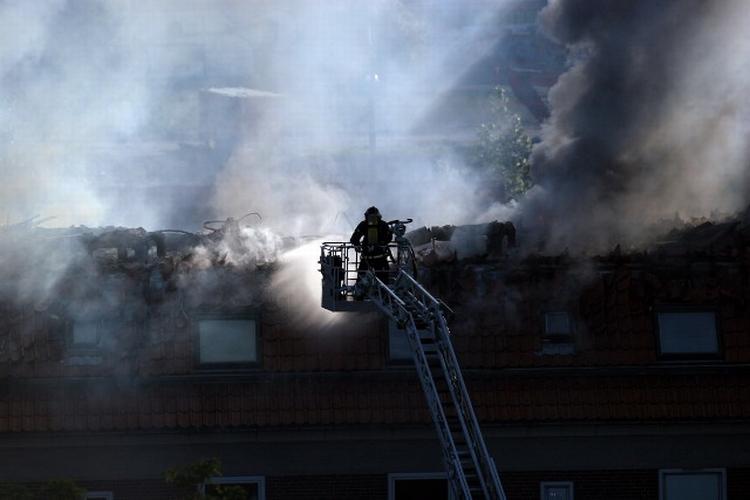 Brandslukning. Beboerne i en bebyggelse i Ragnhildsagde i København måtte tirsdag aften haste ud af deres lejligheder, da en tagbrand brød ud. 