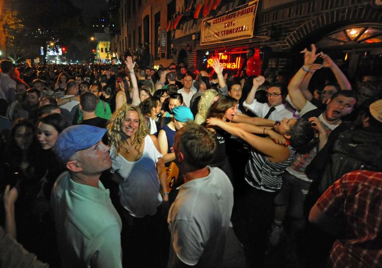 ligestilling. Der blev festet i gaderne i New York i aftes, efter det stod klart, at der var flertal i Senatet for at tillde homoægteskaber. 