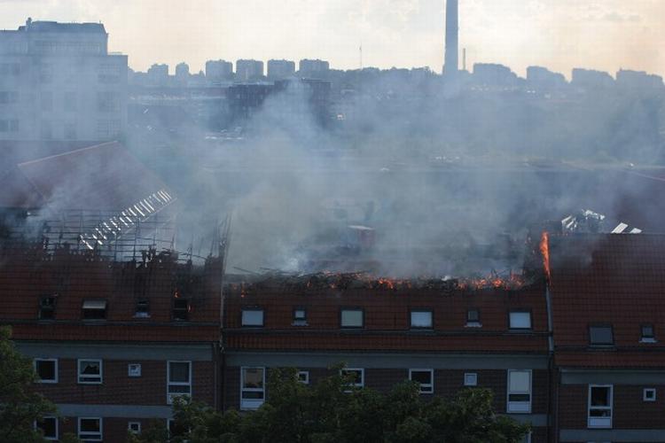 Ildebrand. En tagbrand spredte sig tidligere på aften til fem opgange i en ejendom på Østerbro i København. 