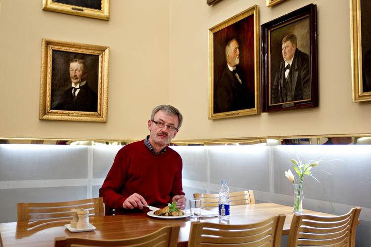 Kvalitet. Fødevareminister Henrik Høegh (V) (billedet) interesserer sig mere for det danske landbrug end sund og billig mad til danskerne. 