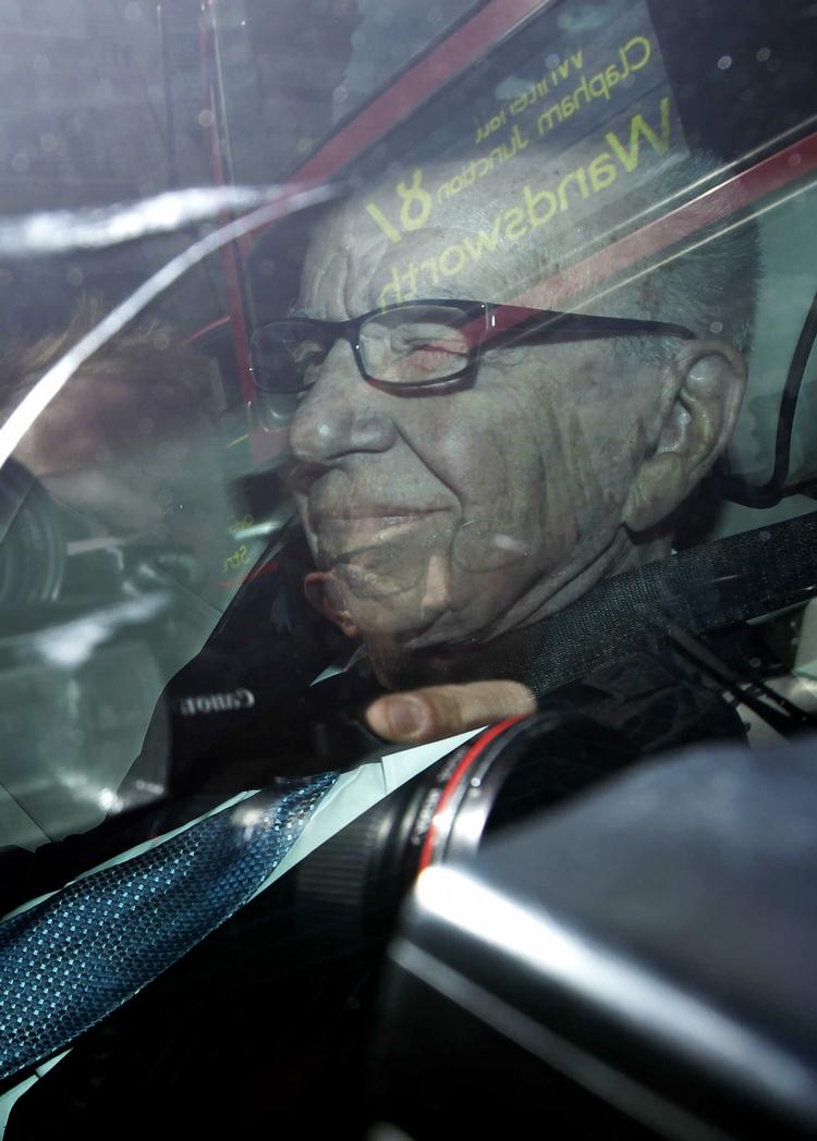 Presset. Rupert Murdoch, der her ankommer til parlamentet, er midt i sit arbejdslivs værste krise. 