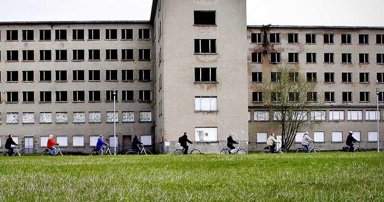 GODNAT. Dele af den 4,5 kilometer lange bygning er blevet indrettet som et vandrehjem. 