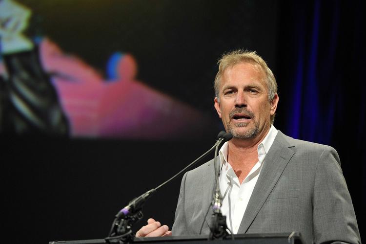 Costner. Den 56-årige filmstjerne er på vej ind i sin tredje alder. 