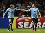 Makkerpar. Diego Forlan og Luis Suarez jubler efter et af Liverpool-spillerens to pletskud i semifinalen mod Peru. 