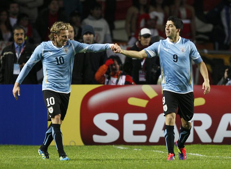 Makkerpar. Diego Forlan og Luis Suarez jubler efter et af Liverpool-spillerens to pletskud i semifinalen mod Peru. 