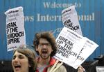Vrede. Metoderne på News of the World har fået vreden frem hos mange briter. Her er det demonstranter, der kræver Murdochs medieimperium opløst. 