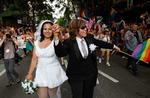 ÆGTEPAR. Paola Perez (tv.) og hendes partner Linda Collazo er klædt ud som brud og brudgom under den årlige Homo-parade i Greenwich Village i New York i juni. 
