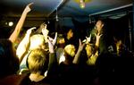 Tæt. D-A-D spillede på en utroligt meget mindre scene end de er vant til, da de i anledning af Dansk Musiker Forbunds 100 års jubilæum blev fragtet med propelfly til Anholt. 