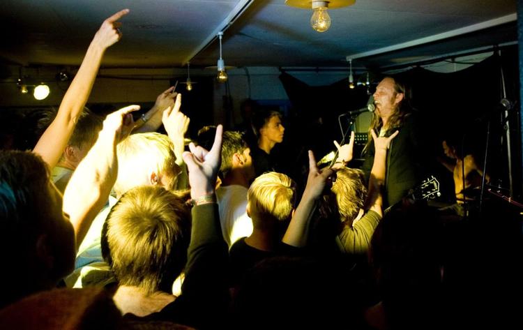 Tæt. D-A-D spillede på en utroligt meget mindre scene end de er vant til, da de i anledning af Dansk Musiker Forbunds 100 års jubilæum blev fragtet med propelfly til Anholt. 