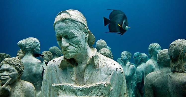 Vandkunst. Over 400 livagtige statuer er spredt i havet omkring Cancun i Mexico. 