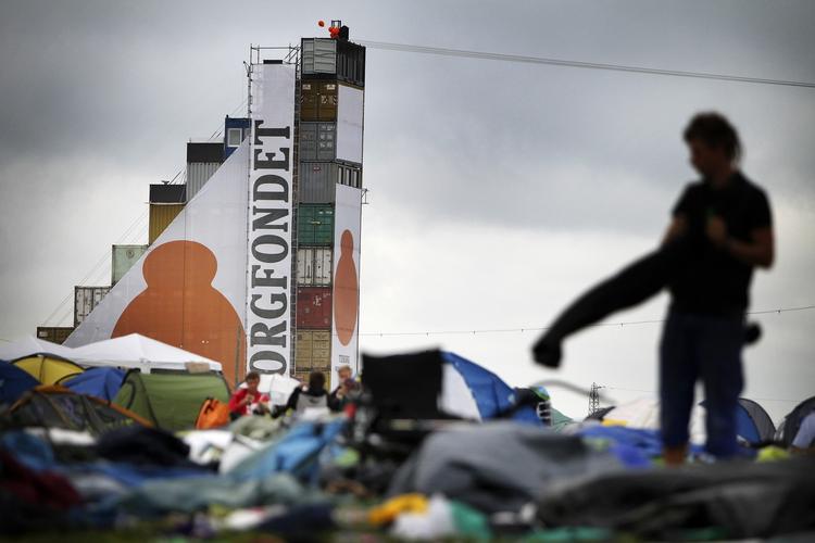 Ulykke. Det var fra Tuborgfondets tårn på Roskilde Festival, at en tysk kvinde dybt ulykkeligt og uheldigt faldt ned. 