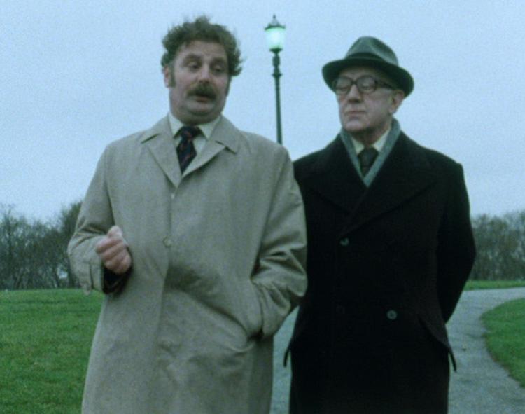 Dobbeltspil. Tempoet er et andet i dagens tv-drama, men replikkunsten er evigt mesterlig i BBC's to miniserier om den superdiskrete George Smiley. 