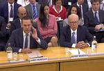 Familien. Wendi Deng mellem far og søn - Rupert og James - under afhøringen af Rupert Murdoch i det britiske parlament.. 