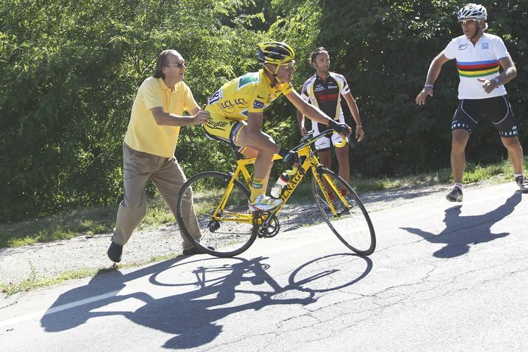 Styrtet. Thomas Voeckler hjælpes op på sin cykel, efter at han kørte i grøften. 