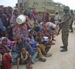 sult. En soldat fra den Afrikanske Union står vagt ved en gruppe kvinder i Somalias hovedstad Mogadishu, hvor kvinderne har måttet flygte til på grund af tørken. 