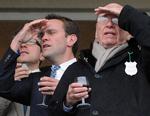 Hovedpersoner. James Murdoch og faren Rupert Murdoch til festival i Cheltenham. Begge er netop blevet afhørt af en britisk parlamentskomité efter ankalgerne om telefonaflytning. 