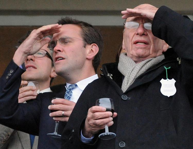 Hovedpersoner. James Murdoch og faren Rupert Murdoch til festival i Cheltenham. Begge er netop blevet afhørt af en britisk parlamentskomité efter ankalgerne om telefonaflytning. 