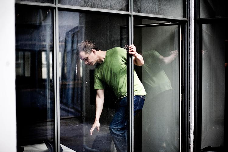 SIKKERHED. Bo hr. Hansen er på vej ind gennem vinduet efter en livsfarlig  fotosession på Politikens tag. 