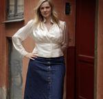 Hverdagskvalitet. »Hellere én  skræddernederdel end 10 nederdele fra H&amp;M«, er Karens Blums motto. Hun bruger omkring 5.000 kroner om måneden på tøj. Herover har hun en skjorte på, der er inspireret af en engelsk, adelig brudejakke, som har kostet ca. 7.000 kroner foruden stoffet.  Foto: Morten Langkilde 