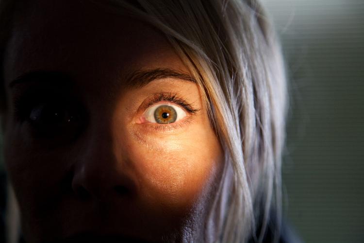 Hvem-der? Hovedpersonen Julia lider af en øjensygdom, der kan gøre hende blind, når presset bliver for stort. 