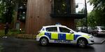 Død. Britisk politi foran det lejlighedskompleks i Watford, Hertfordshire, hvor Sean Hoare i mandags blev fundet død. 