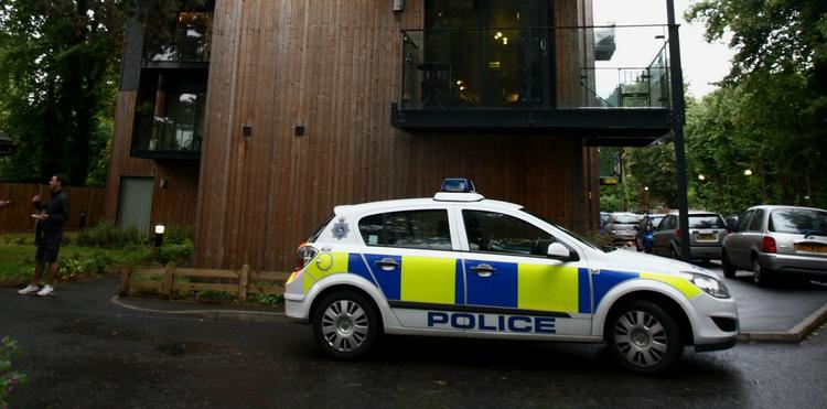 Død. Britisk politi foran det lejlighedskompleks i Watford, Hertfordshire, hvor Sean Hoare i mandags blev fundet død. 
