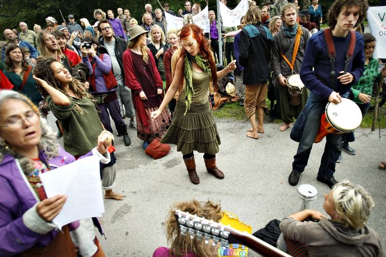 Aktivisme. Demonstrationerne mod kæmpevindmøllerne i Østerild i Thy har udskudt påbegyndelsen af projektet. Nu frygter Danmark Tekniske Universitet, at yderligere forsinkelser vil få økonomiske konsekvenser. 