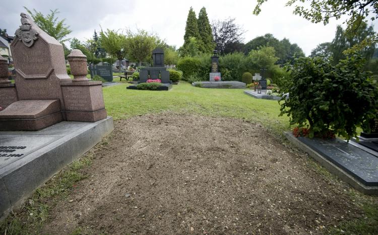 Opløst. Rudolph Hess' knogler blev i nat gravet op fra gravstedet på kirkegården i den lille by Wunsiedel, som var trætte af de mange nynazister, der valfartede til graven for at hylde deres martyr. 