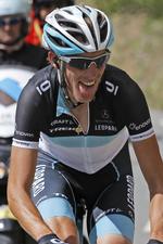 Angreb. Andy Schleck angreb på den sidste lille stigning med 16 km tilbage, men forspringet blev aldrig på mere end 15 sekunder, og da han blev hentet, var det slut 