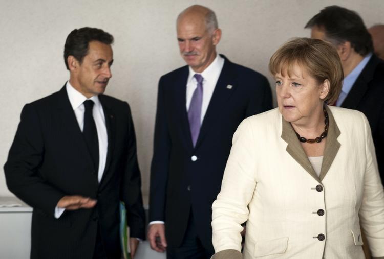 Tysklands kansler Angela Merkel sammen med Frankrigs præsident Sarkozy (tv.) og Grækenlands Giorgos Papandreou. 