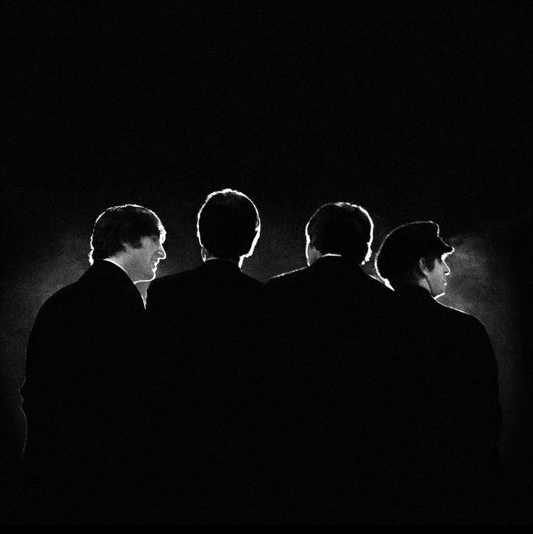 Bagfra. Her er Betales foreviget bagfra, og lyset i lokalet giver John, Paul, George og Ringo glorier over deres hoveder. 