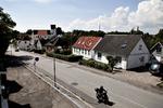 provinsby. Centrum i den lille by Mern på Sydsjælland, hvor familien boede med deres plejebørn. 