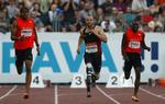 Kvalificeret. Oscar Pistorius (i midten) har klaret tidskravet til både VM i næste måned og OL næste sommer, Nu skal han bare officielt udtages af de sydafrikanske idrætsmyndigheder. 