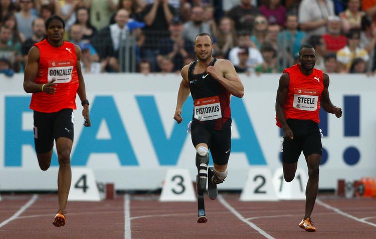Kvalificeret. Oscar Pistorius (i midten) har klaret tidskravet til både VM i næste måned og OL næste sommer, Nu skal han bare officielt udtages af de sydafrikanske idrætsmyndigheder. 