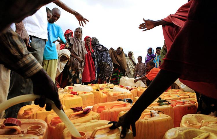 Hjælp. Det blæser altid i Dadaab, hvor flygtningene står i kø for at få mad og vand, og hvor klinikkerne kun har plads til de værst medtagne. Dog ikke nok. 