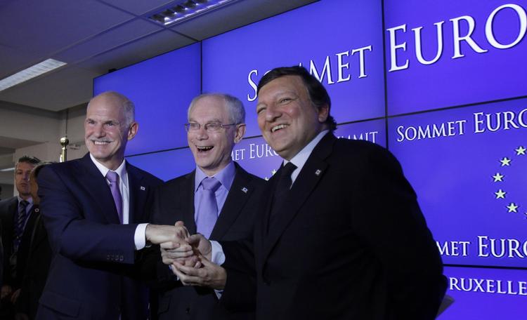Der var optimisme i Bruxelles i går. Den græske premierminister George Papandreou, EU-præsident Herman Van Rompuy and kommissionsformand Jose Manuel Barroso giver hinanden hånden. 