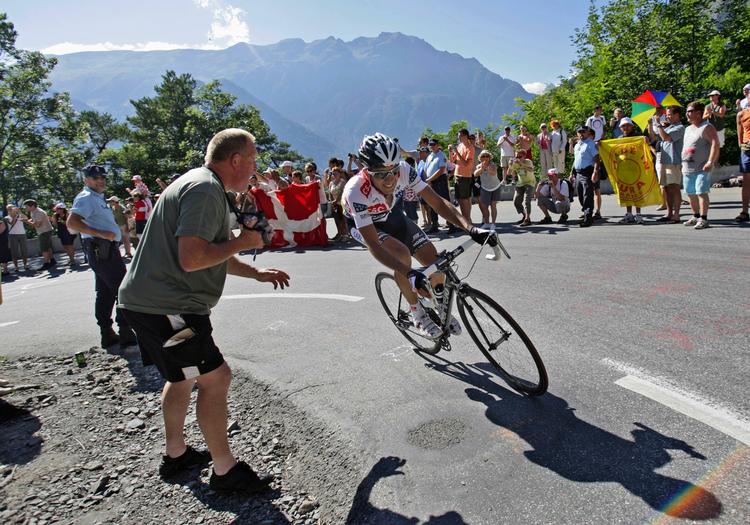 Hårnålesving. Carlos Sastre på vej mod etapesejren på Alpe d'Huez i 2008 og dermed også den samlede Tour-sejr. 