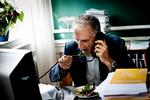 frokost. Bertel Haarder (V) er enig med de fagfolk, der har sagt, at samfundet bliver nødt til at betragte svær overvægt som et misbrugsproblem. 