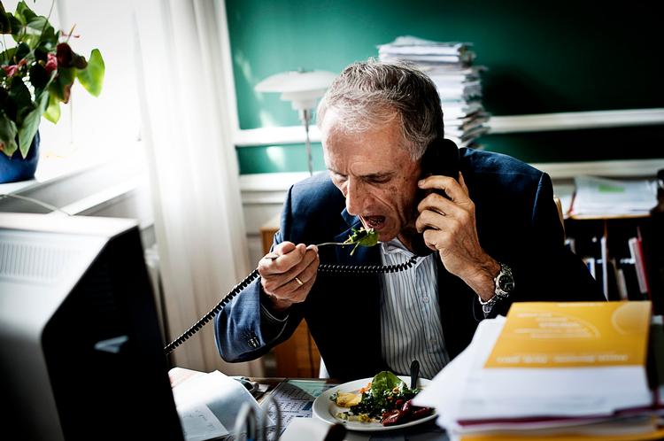 frokost. Bertel Haarder (V) er enig med de fagfolk, der har sagt, at samfundet bliver nødt til at betragte svær overvægt som et misbrugsproblem. 