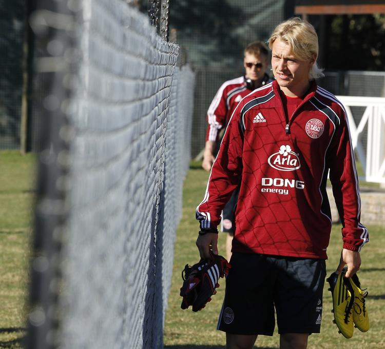 tvivlsomt. Simon Kjærs EM for U21-spillere hænger nu i en tynd tråd. 
