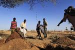 Sent. Den treårige Nasro Ahmed Gure blev syg af underernæring og døde, lige inden familien nåede flygtningelejren Dadaab, hvor de friske  grave ligger tæt. 