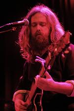 Den amerikanske musiker Sam Beam styrer projektet Iron &amp; Wine. Da han gæstede Vega formåede han at fange publikums opmærksomhed i en sådan grad, at der blev ærbødigt stille. 